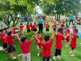 Cô cháu vui chơi  ở vườn cổ tích