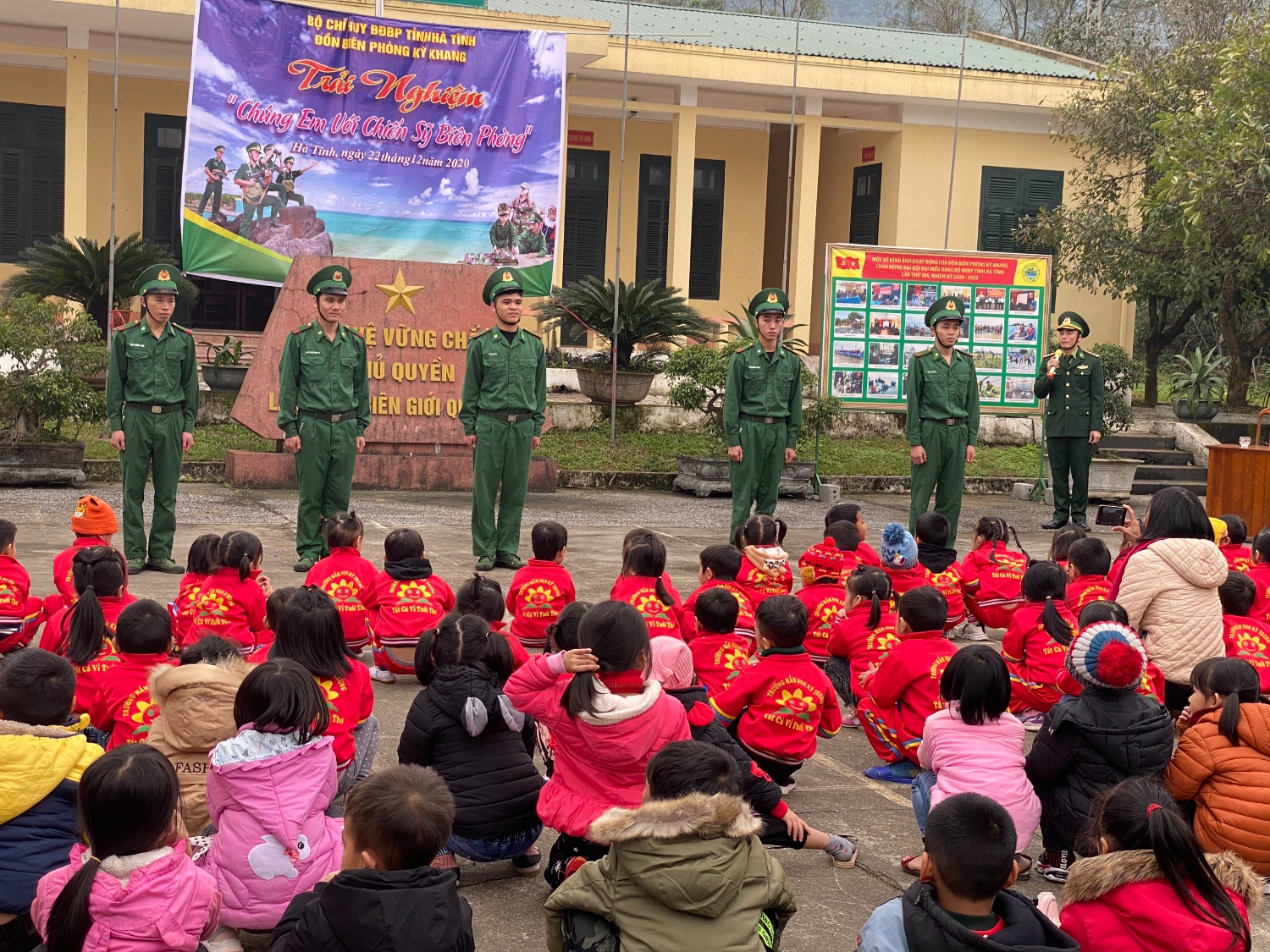 Trường Mầm non Kỳ Ninh  tổ chức cho trẻ 5 tuổi tham quan, trải nghiệm tại đồn Biên Phòng Kỳ Khang - Huyện Kỳ Anh - Hà Tĩnh.