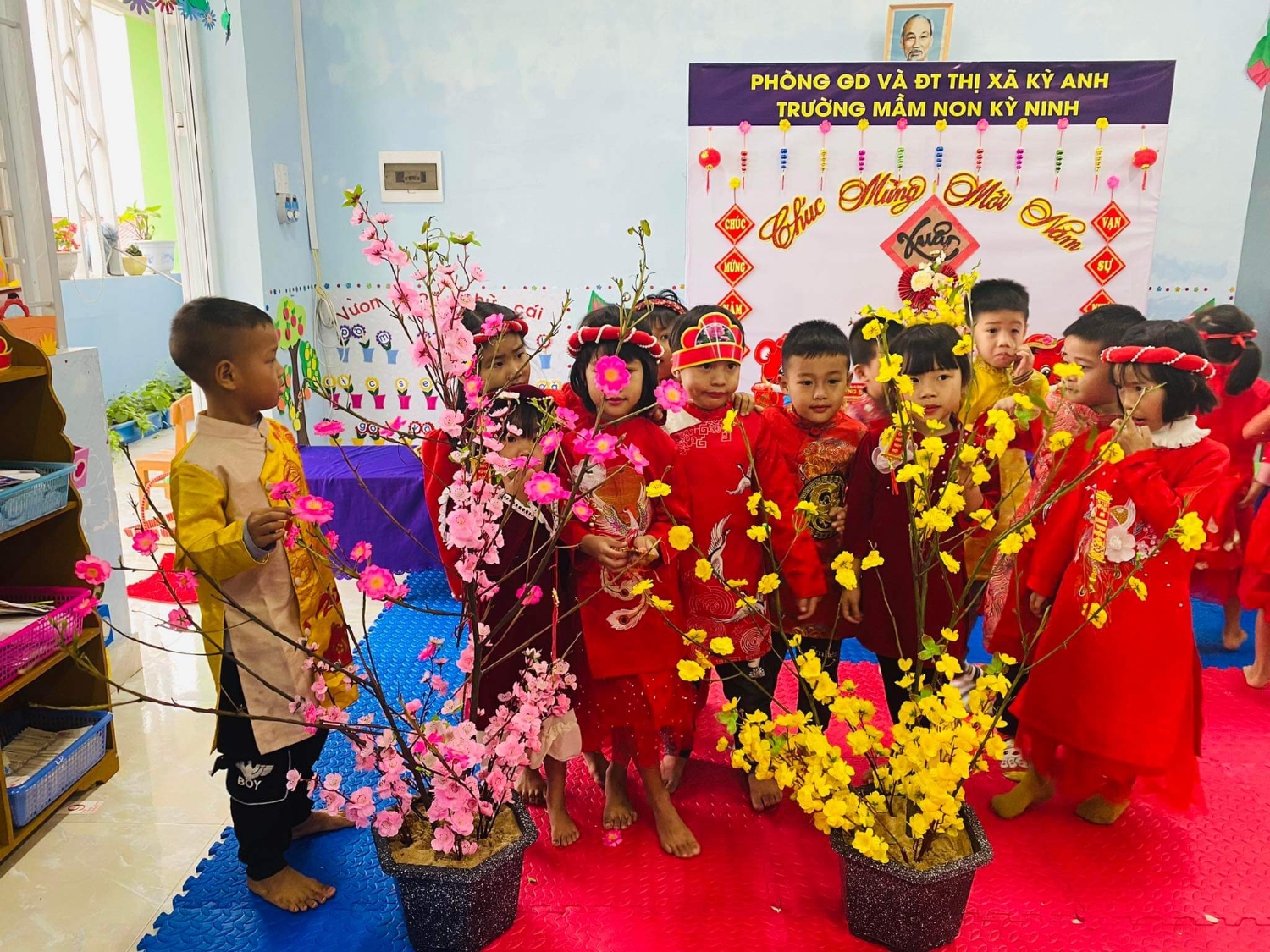 Hoạt động trải nghiệm "Bé với tết Nguyên đán" của các bé trường Mầm non Kỳ Ninh