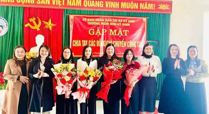 TRƯỜNG MẦM NON KỲ NINH TỔ CHỨC GẶP MẶT CHIA TAY CÁC ĐỒNG CHÍ CHUYỂN CÔNG TÁC