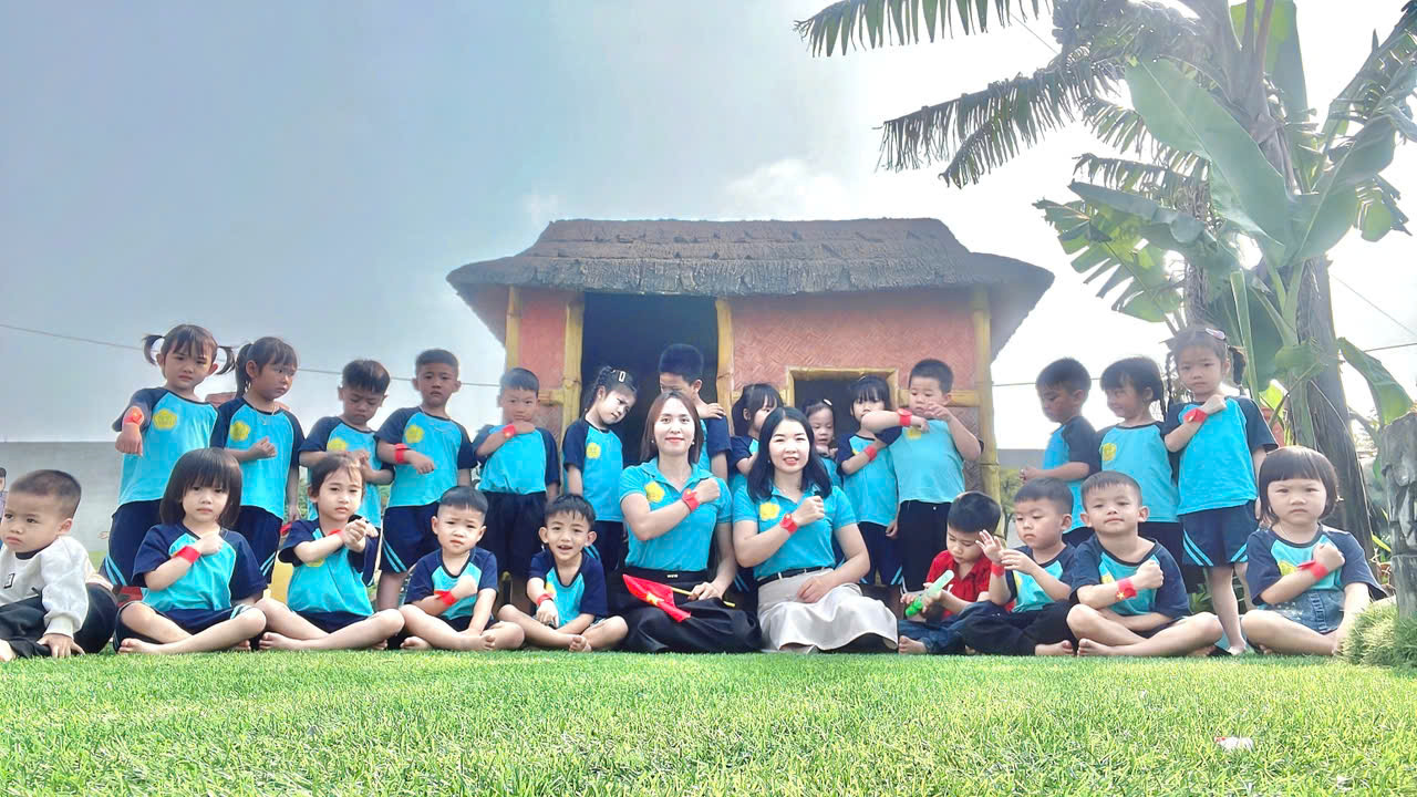 Cô cháu cùng ôn lại lịch sử hào hùng của dân tộc Việt Nam
