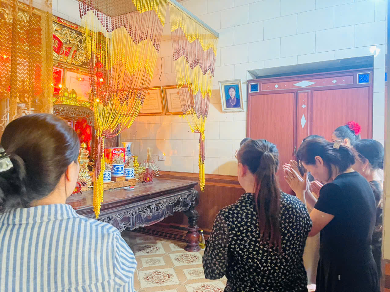 Thắp hương gia đình Liệt sỹ