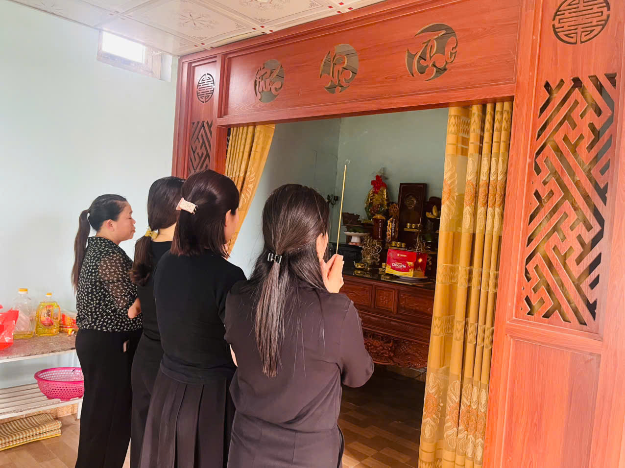 Thắp hương gia đình Liệt sỹ