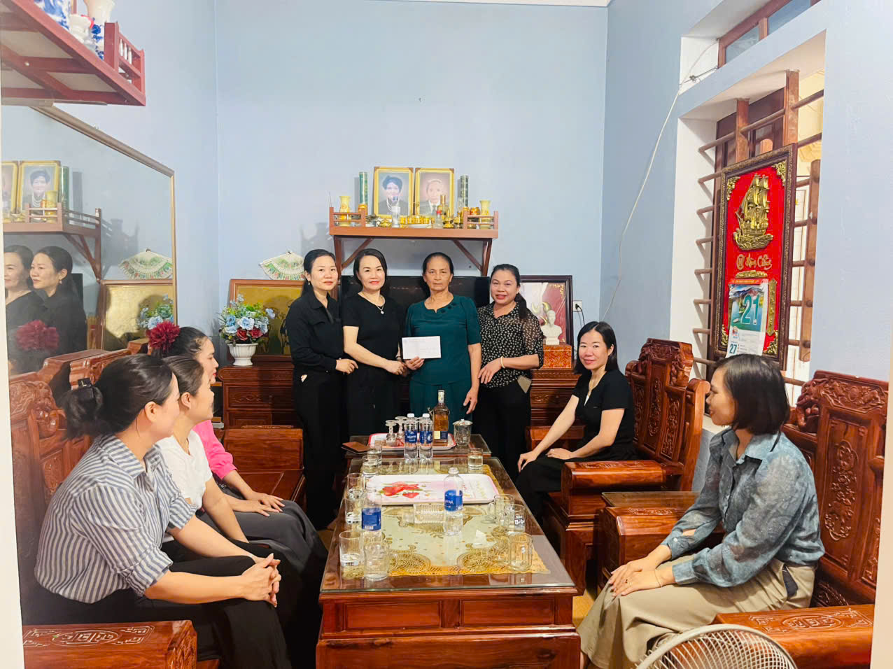 Thăm hỏi gia đình chính sách
