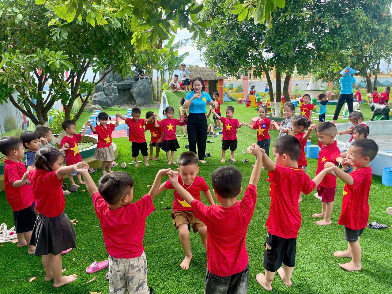 Cô cháu vui chơi  ở vườn cổ tích