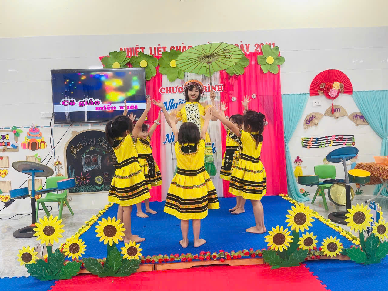 Trường Mầm non Kỳ Ninh  tổ chức cho trẻ" Làm quen với làn điệu dân ca" chào mừng ngày 20/11